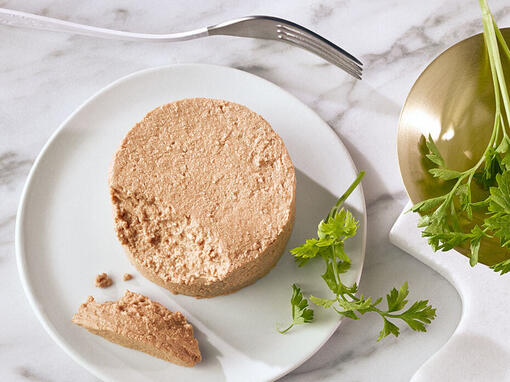 Gourmet Gold mousse serveeritakse taldrikul