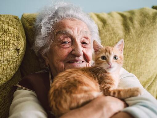 Vana naine koos kassiga